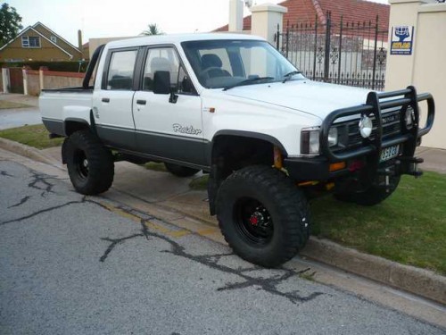 SifuLux Hilux with 33 MT fitted view 1.JPG