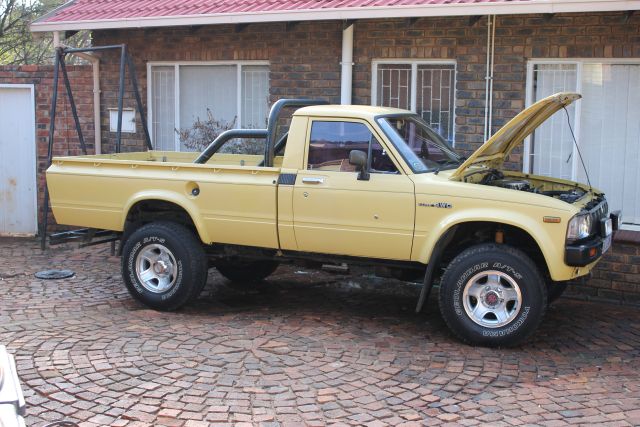 82 Hilux.jpg