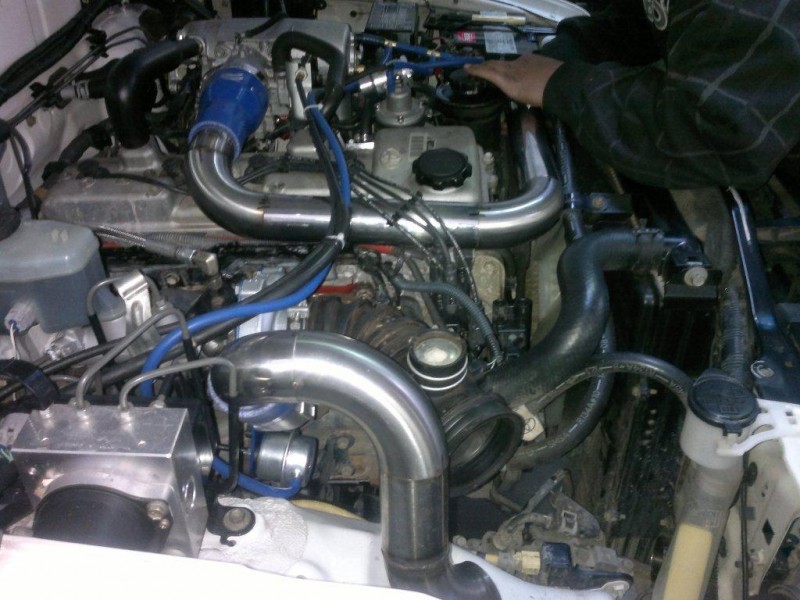 Die pype tussen die turbo - intercooler - intake manifold is deur rynard by scorch gebou,dit was 2500'00 gewees,nice job,very well done