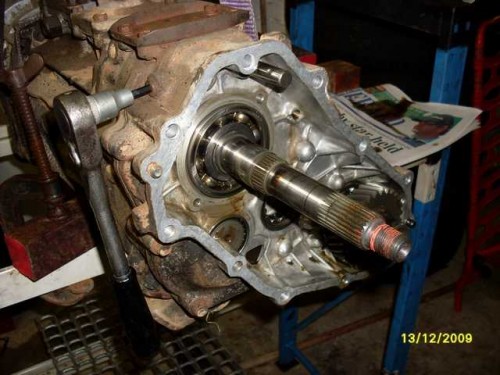 Speedo gear & oil slinger & bearing slid off shaft.JPG