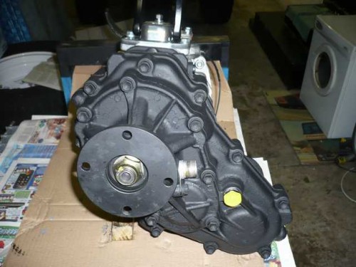Front output flange fitted to rear of transfer case output for double cardon joint.JPG