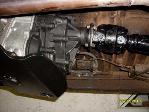 Hilux front double cardan joint on rear solid propshaft.JPG
