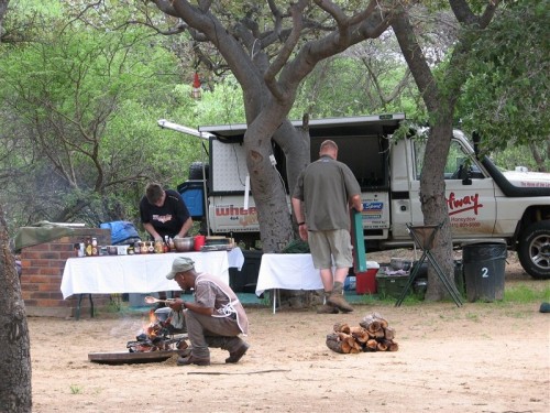 06 Khama Rhino Sanctuary ontmoet toerleier en manskappe.JPG