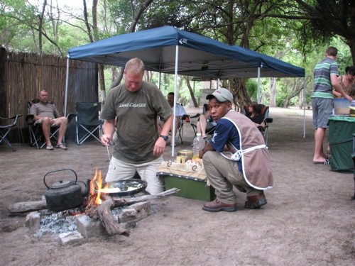 20 Okavango Delta Omeletontbyt in proses.JPG