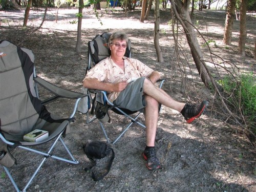 23 Okavango Delta ontspan met boek, kamera en verkyker.JPG