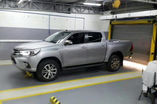 2016-toyota-hilux-leak-1-640x426-c.jpg